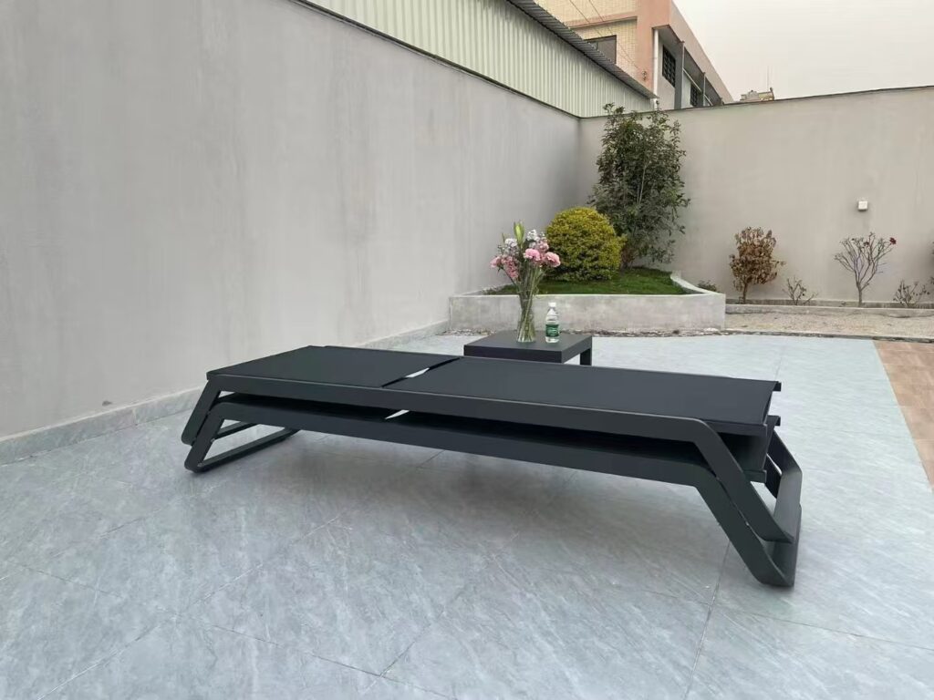 outdoor chaise lounge 